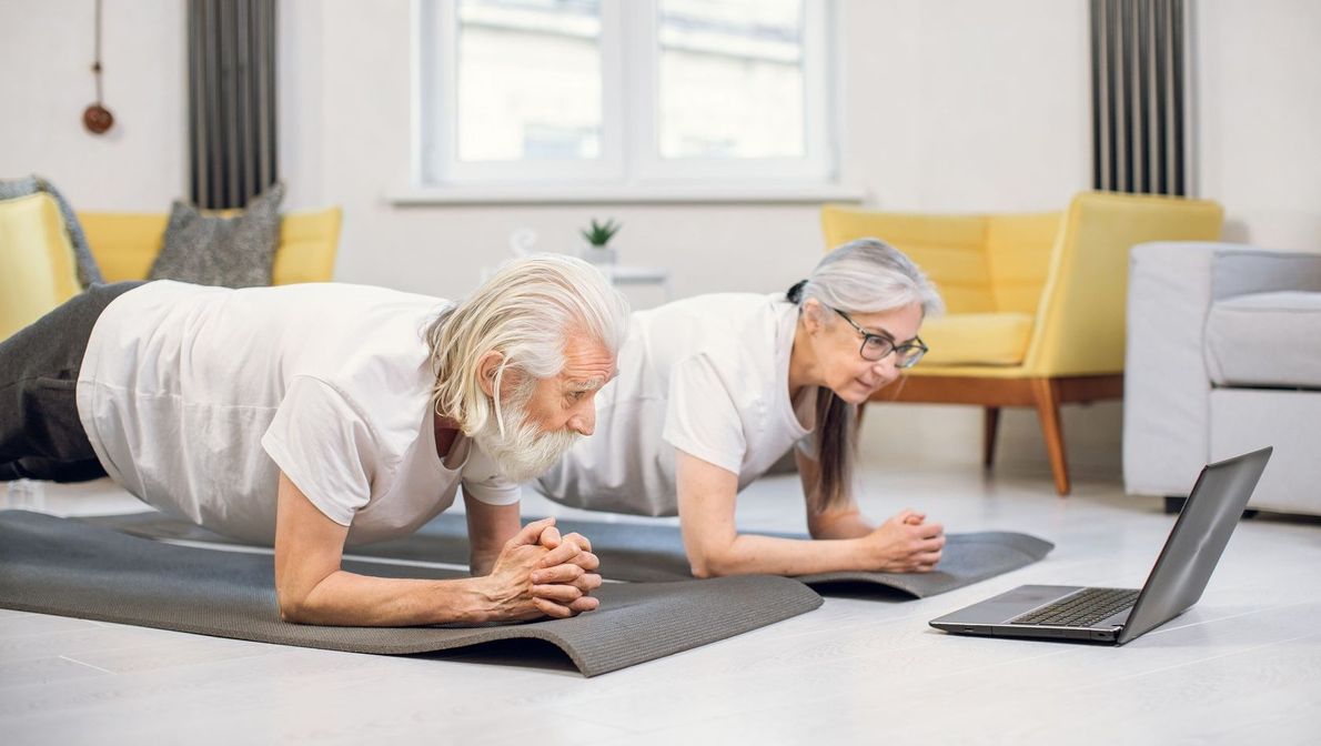 pareja de avanzada edad entrenando online desde casa