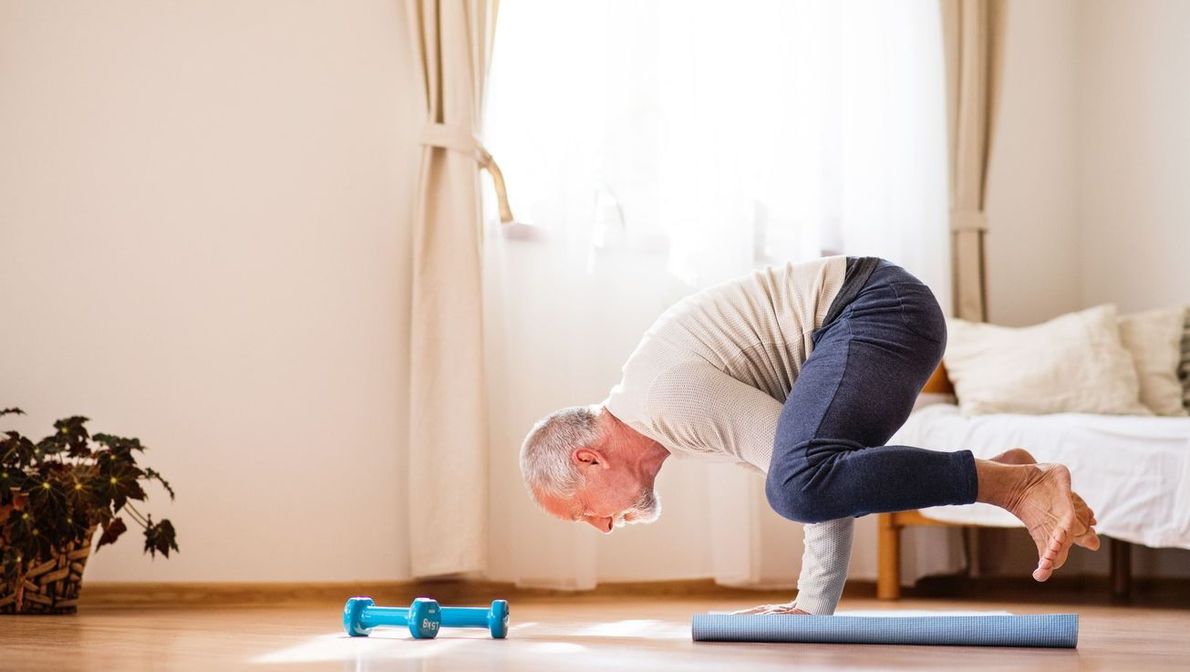 hombre de avanzada edad haciendo postura de yoga